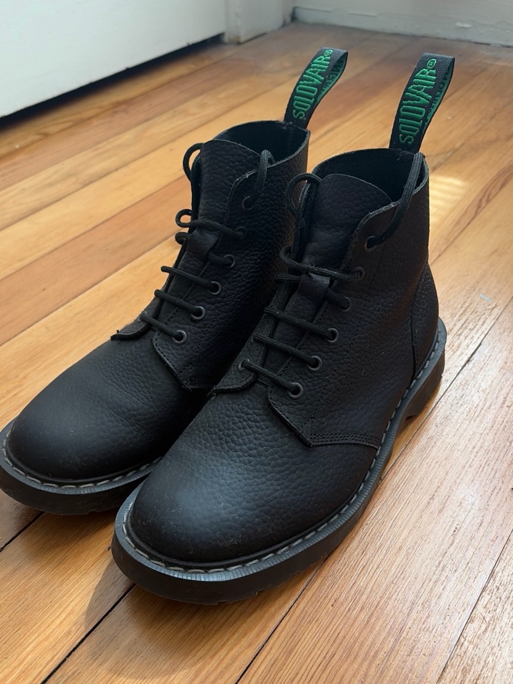 Solivair black greasy grain 6-eye astronaut boot